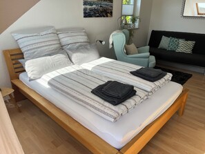 3 chambres, bureau, fer et planche à repasser, lit de bébé portatif