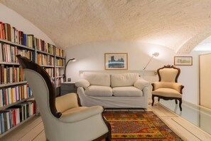 Interior - L'angolo del Libro by Wonderful Italy (Torino)