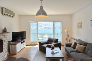 Departamento familiar, 3 habitaciones, balcón, vista al mar | Área de sala de estar | Televisión LED de 32 pulgadas con canales por cable y Netflix 