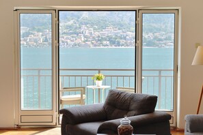 Departamento familiar, 3 habitaciones, balcón, vista al mar | Área de sala de estar | Televisión LED de 32 pulgadas con canales por cable y Netflix 