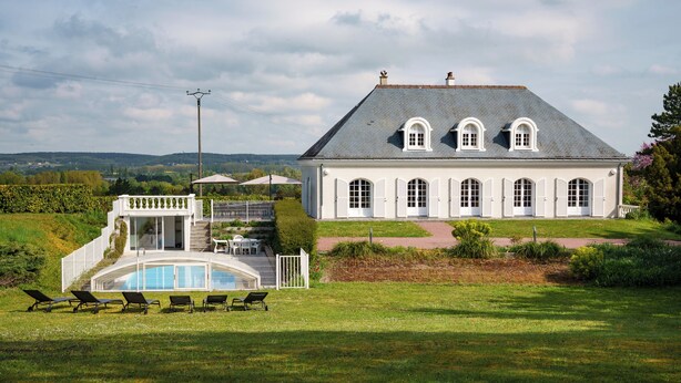 A large white house with a swimming pool and lounge chairs. - Spacious family home in Brizay, Near Chinon and Azay-le-Rideau (Up to 15 Guests) (Brizay)