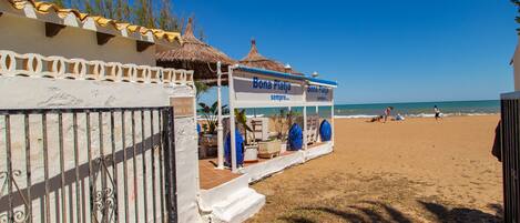 بالقرب من الشاطئ