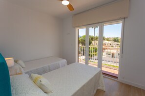 3 habitaciones, tabla de planchar con plancha y cuna de viaje