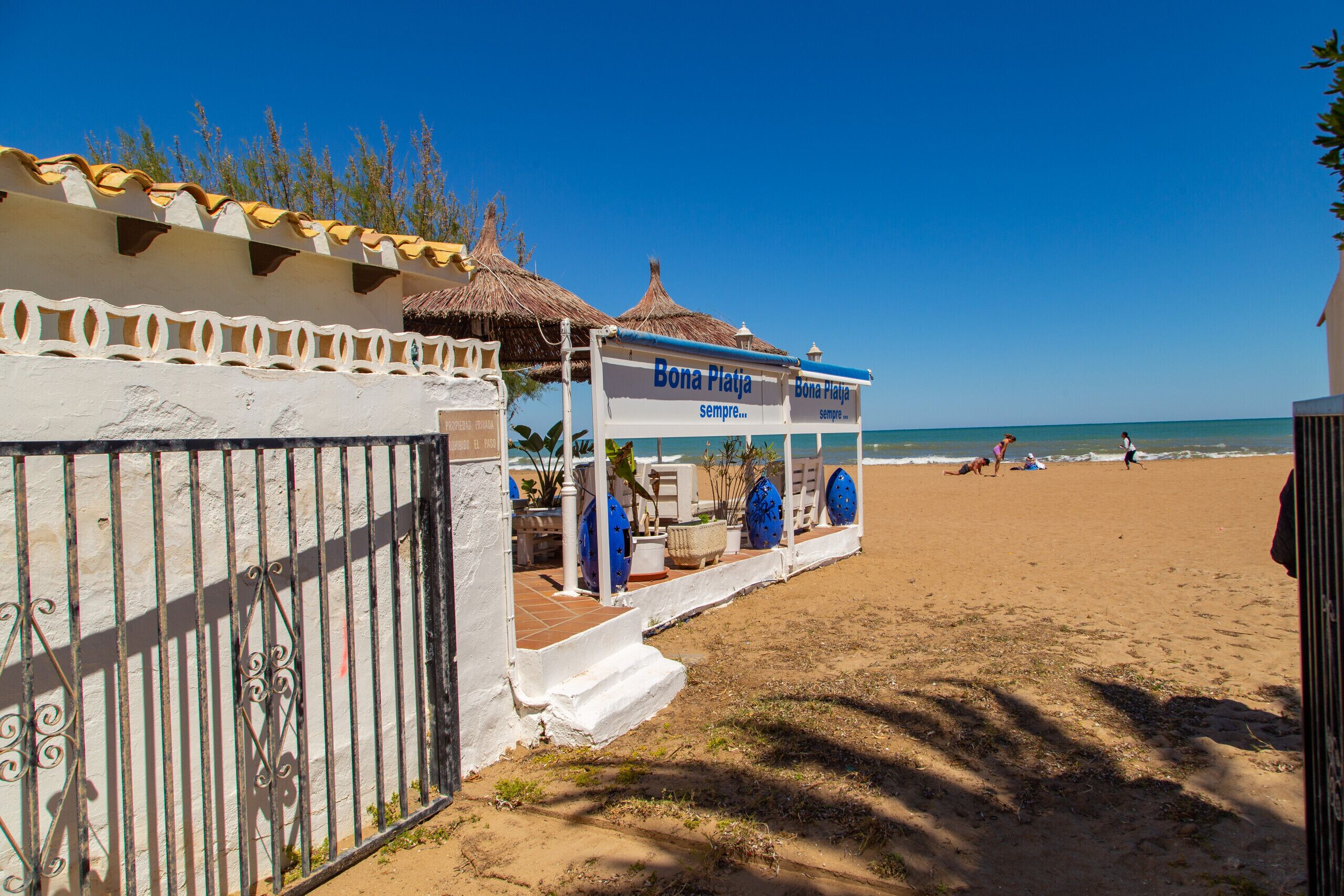 Ein Kiosk direkt am Strand, mit einem Schild, das "Bona Playa" zeigt, und einem Strand im Hintergrund.