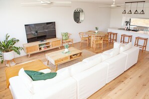 Smart TV, books - Private Luxury Rooftop Apartment in Burleigh Heads (Burleigh Heads)