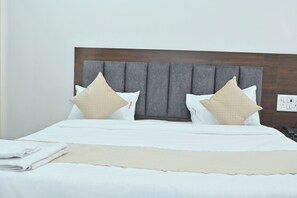 Desk, laptop workspace, free WiFi - Kusum Dham By Reverie (Vrindavan)