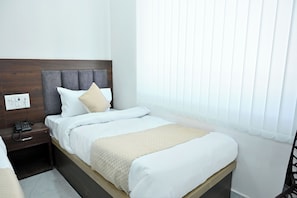 Family Triple Room | Desk, laptop workspace, free WiFi