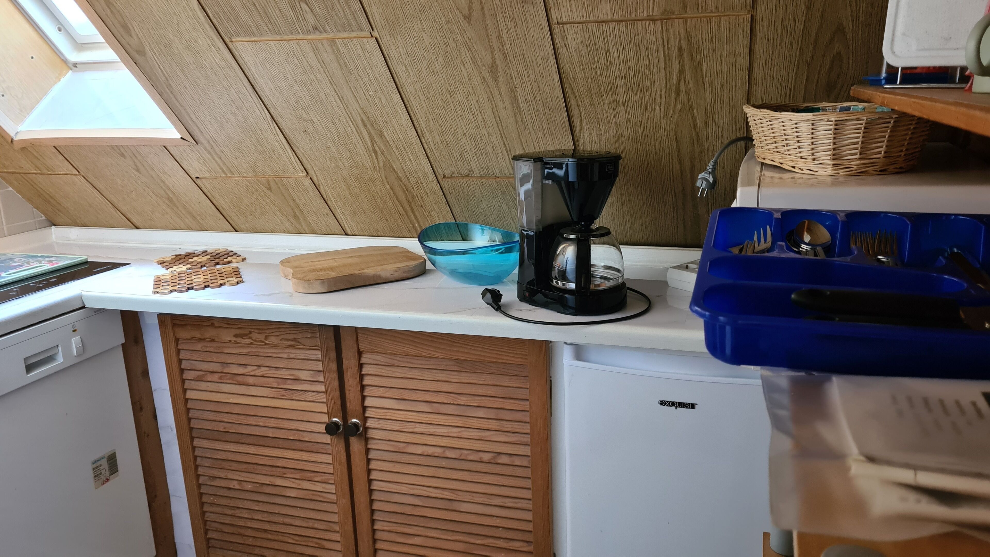 Micro-ondes, plaque de cuisson, lave-vaisselle, cafetière/bouilloire