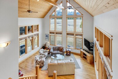 Lazy Beez Spacious Cabin