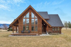 Exterior - Lazy Bzzz Cabin Stunning Views (Hamilton)