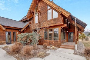 Exterior - Lazy Beez Spacious Cabin (Hamilton)