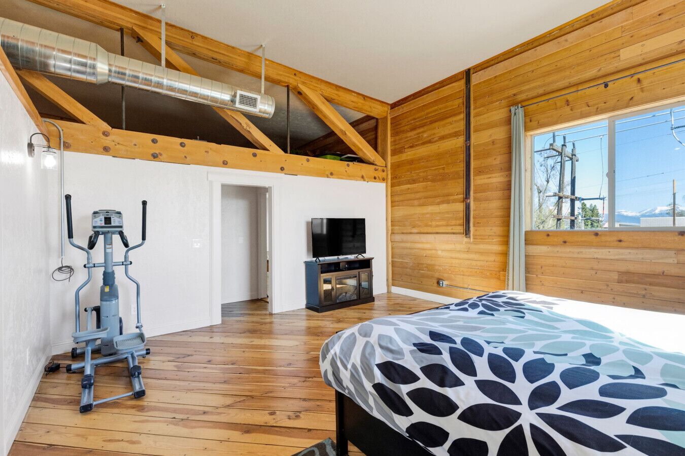 2 bedrooms, desk, iron/ironing board, WiFi