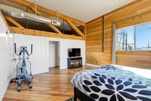 2 bedrooms, desk, iron/ironing board, WiFi