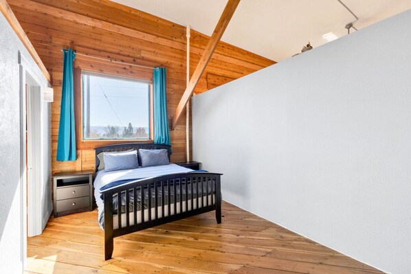 2 bedrooms, desk, iron/ironing board, WiFi