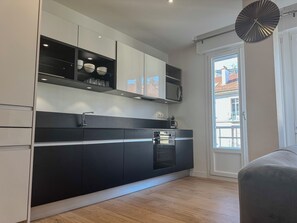 Een koelkast, een microgolfoven, een oven, een kookplaat