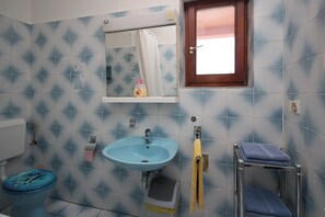 Serviettes fournies, papier toilette