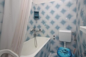 Serviettes fournies, papier toilette