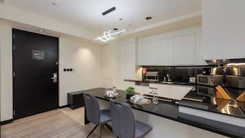 Deluxe Apartment, 1 Bedroom, City View | Private kitchen