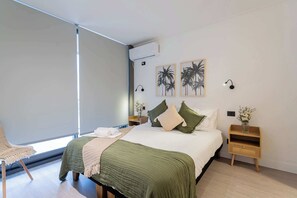 1 dormitorio, tabla de planchar con plancha, wifi y ropa de cama
