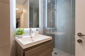 Shower, hair dryer, towels