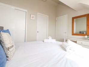 2 quartos, individualmente decorados, individualmente mobiliados