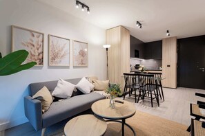 TV, offices - Modern 2BR Prime Las Condes Escape for 4 Guests (Las Condes)