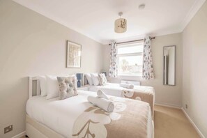 2 bedrooms, iron/ironing board, WiFi, bed sheets - 2 Bed Apt - Walk Windsor+ Free Parking By Tempstay (Windsor)