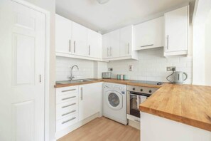 Réfrigérateur, four, plaque de cuisson, grille-pain