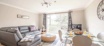 2 Bed Apt - Walk Windsor+ Free Parking By Tempstay