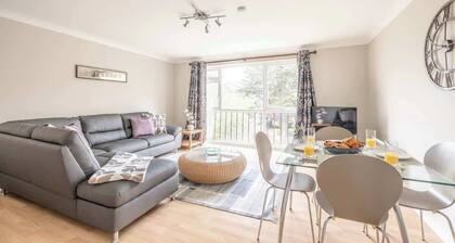 2 Bed Apt - Walk Windsor+ Free Parking By Tempstay