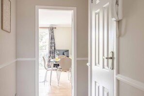 Interior - 2 Bed Apt - Walk Windsor+ Free Parking By Tempstay (Windsor)