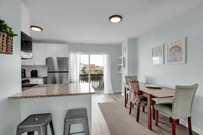 Mikrobølgeovn, ovn, kokeplater og oppvaskmaskin