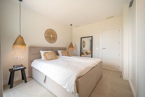 2 bedrooms, iron/ironing board, travel cot, WiFi