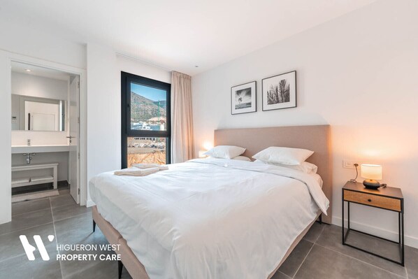 2 chambres, fer et planche à repasser, lit de bébé portatif