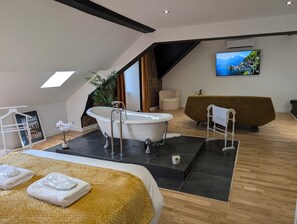 1 habitación, tabla de planchar con plancha y cuna de viaje 