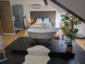 1 habitación, tabla de planchar con plancha y cuna de viaje 