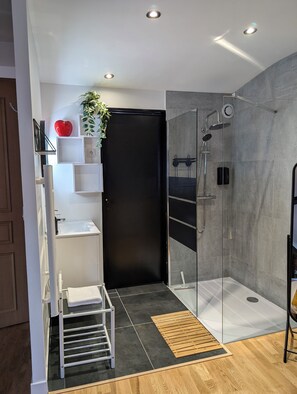 Douche, sèche-cheveux, bidet, serviettes fournies