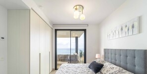 2 habitaciones, tabla de planchar con plancha y ropa de cama 