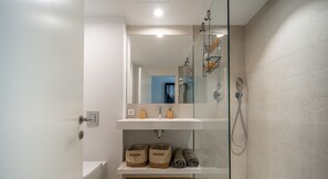 Shower, hair dryer, towels - The Garden Villa by HWPC (Fuengirola)