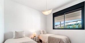 2 dormitorios, tabla de planchar con plancha, ropa de cama