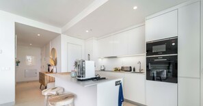 Kühlschrank, Mikrowelle, Ofen, Geschirrspüler