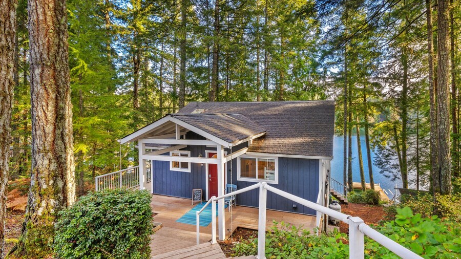 Phillips Lake Lodge in Shelton
