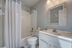 Douche, sèche-cheveux, serviettes fournies, shampoing