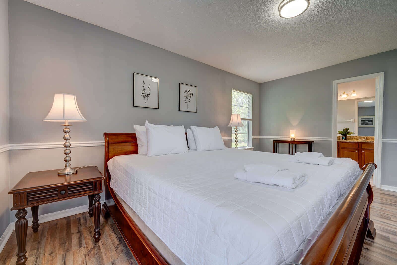 3 chambres, bureau, fer et planche à repasser, lit parapluie