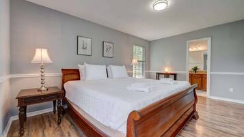 3 Schlafzimmer, Schreibtisch, Bügeleisen/Bügelbrett, Reisekinderbett