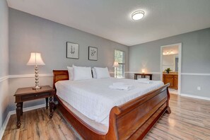 3 chambres, bureau, fer et planche à repasser, lit parapluie