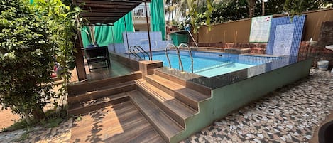 Piscine extérieure en saison