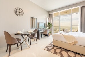 In-room safe, iron/ironing board, free WiFi, bed sheets - High-Rise Studio Near the Golf Club and Mall with a Community View, Dubailand (Dubai)