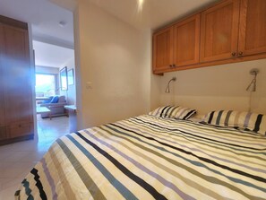 1 habitación, tabla de planchar con plancha y ropa de cama