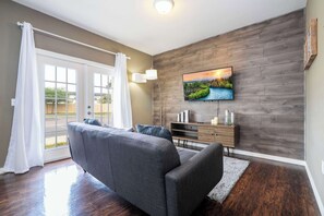 TV, DVD-spiller, stereoanlegg og kontorer